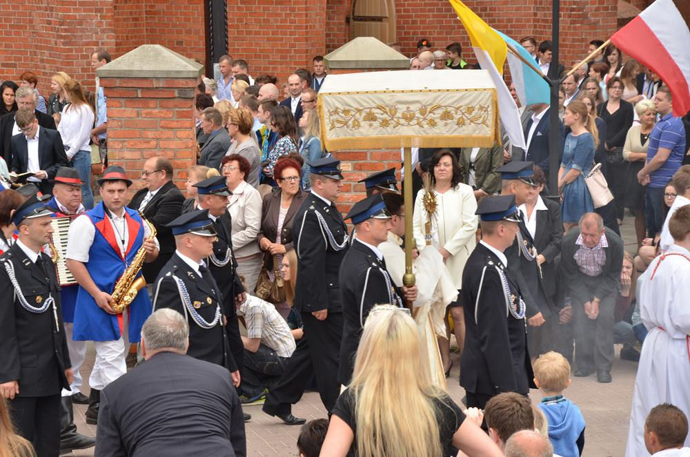 Boże Ciało. Tłumne procesje na ulicach. Tak było w Sierakowicach i Kartuzach