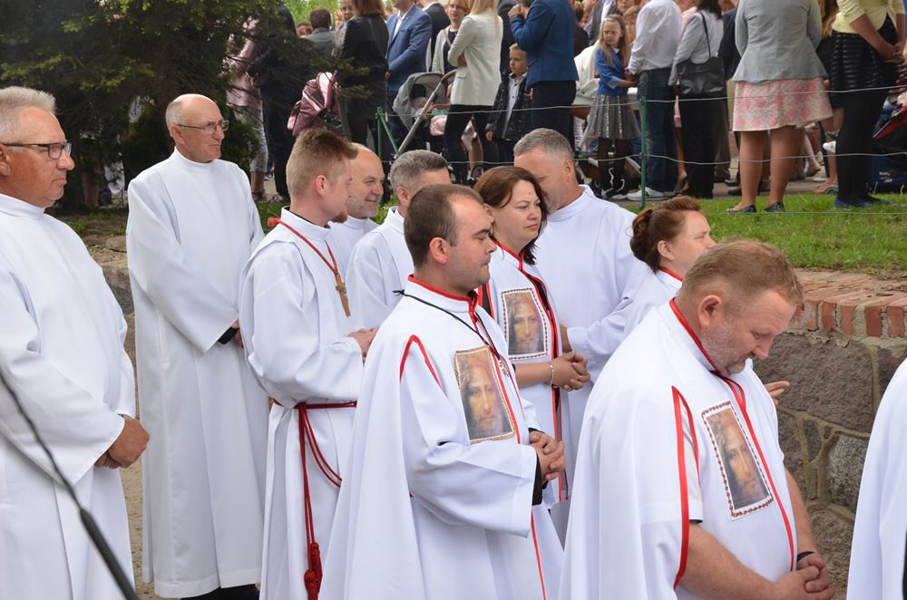 Boże Ciało. Tłumne procesje na ulicach. Tak było w Sierakowicach i Kartuzach