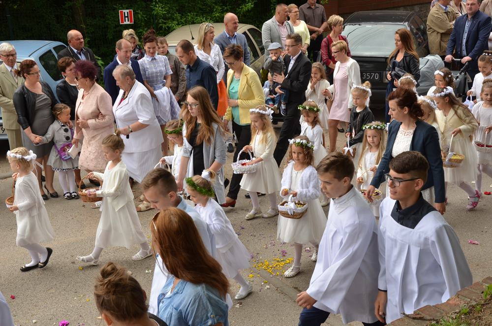 Boże Ciało. Tłumne procesje na ulicach. Tak było w Sierakowicach i Kartuzach