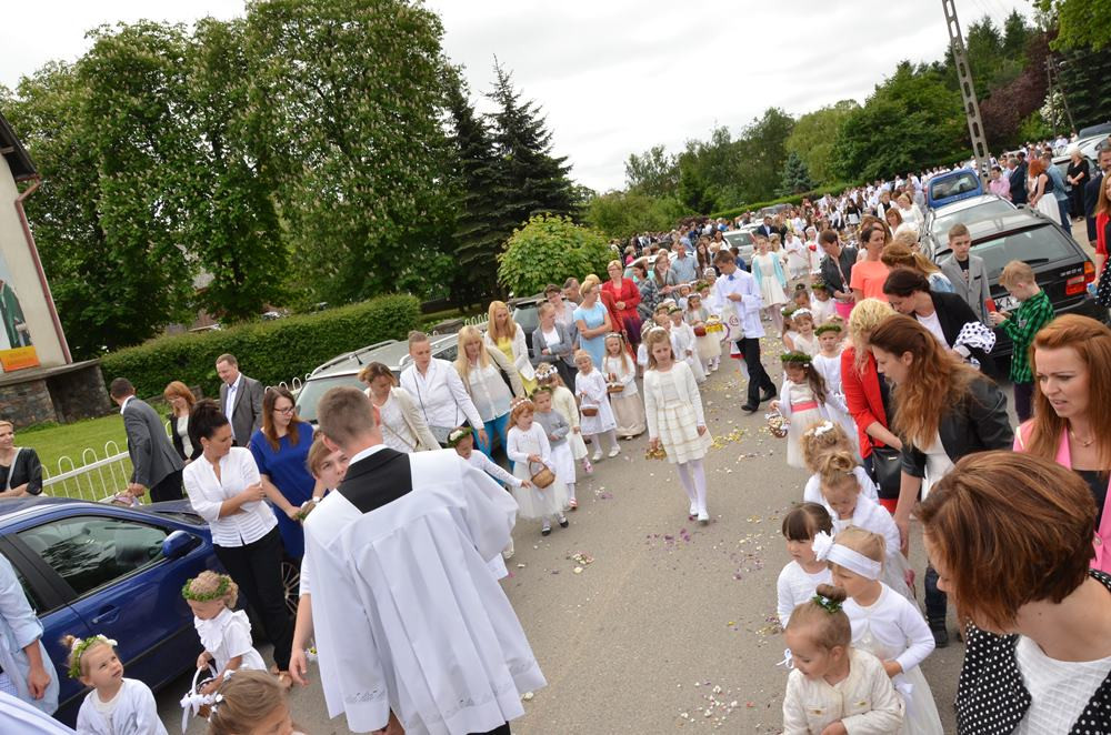 Boże Ciało. Tłumne procesje na ulicach. Tak było w Sierakowicach i Kartuzach