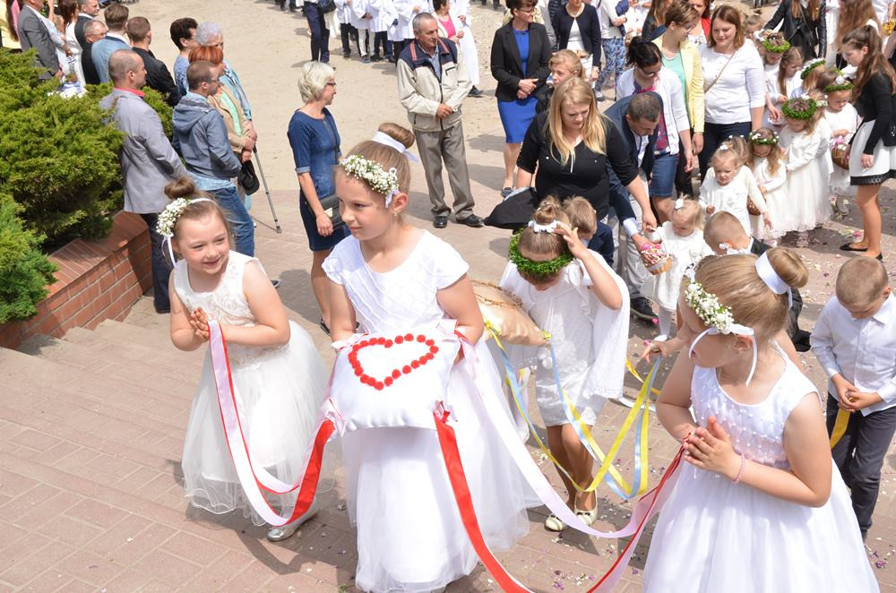 Boże Ciało. Tłumne procesje na ulicach. Tak było w Sierakowicach i Kartuzach