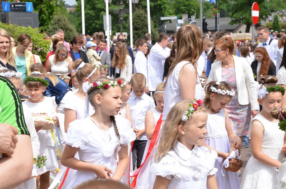 Boże Ciało. Tłumne procesje na ulicach. Tak było w Sierakowicach i Kartuzach