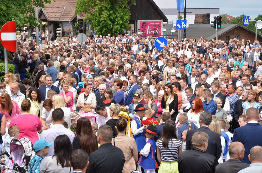 Boże Ciało. Tłumne procesje na ulicach. Tak było w Sierakowicach i Kartuzach