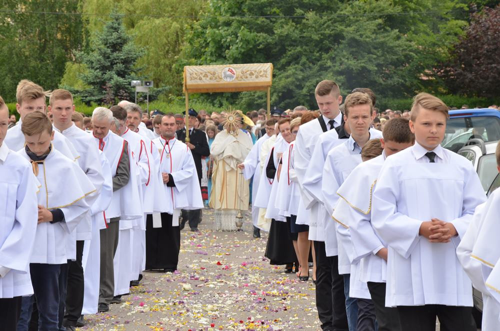 Boże Ciało. Tłumne procesje na ulicach. Tak było w Sierakowicach i Kartuzach