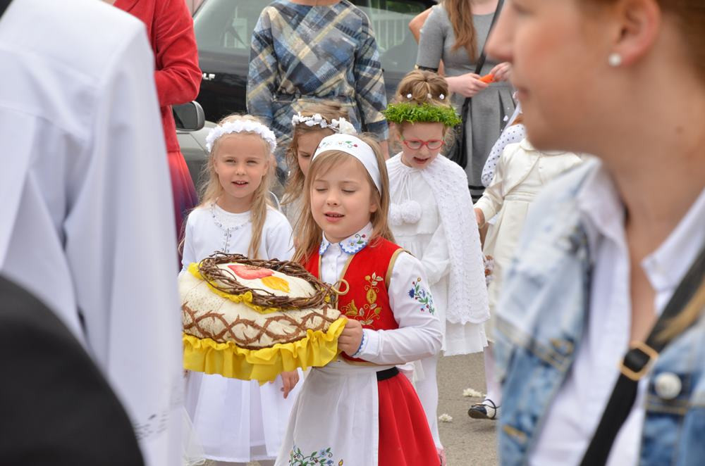 Boże Ciało. Tłumne procesje na ulicach. Tak było w Sierakowicach i Kartuzach