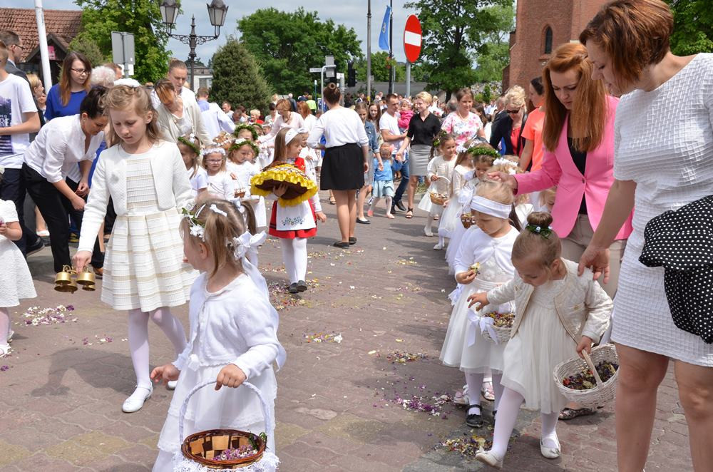 Boże Ciało. Tłumne procesje na ulicach. Tak było w Sierakowicach i Kartuzach