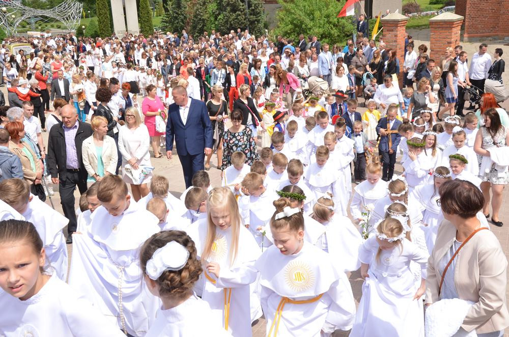 Boże Ciało. Tłumne procesje na ulicach. Tak było w Sierakowicach i Kartuzach