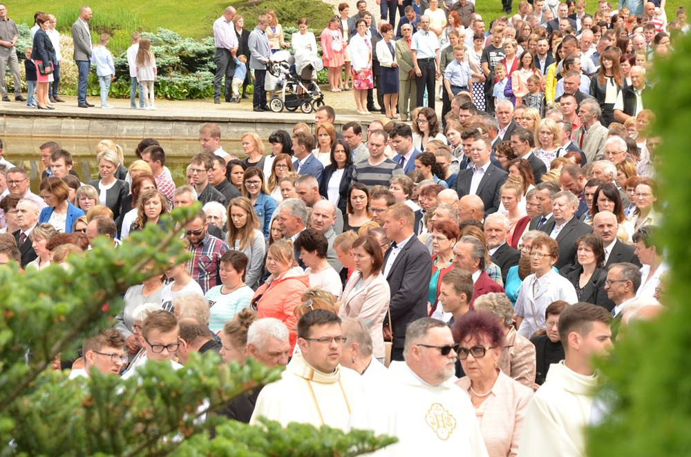 Boże Ciało. Tłumne procesje na ulicach. Tak było w Sierakowicach i Kartuzach