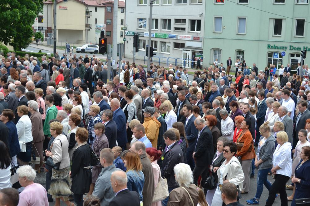 Boże Ciało. Tłumne procesje na ulicach. Tak było w Sierakowicach i Kartuzach