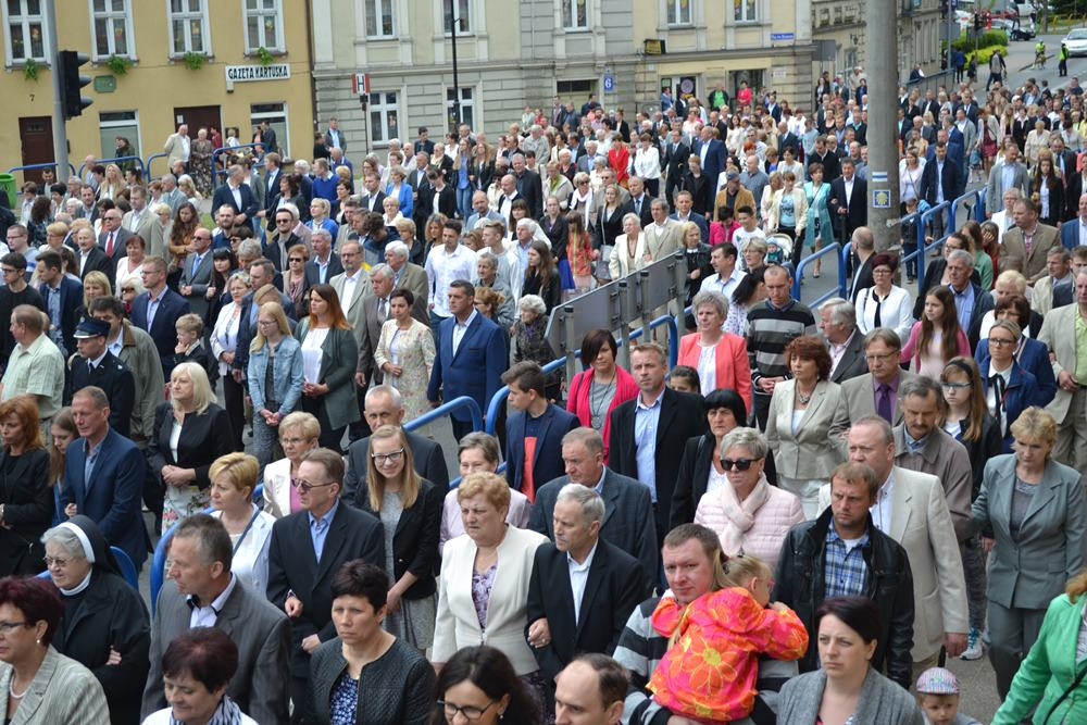 Boże Ciało. Tłumne procesje na ulicach. Tak było w Sierakowicach i Kartuzach