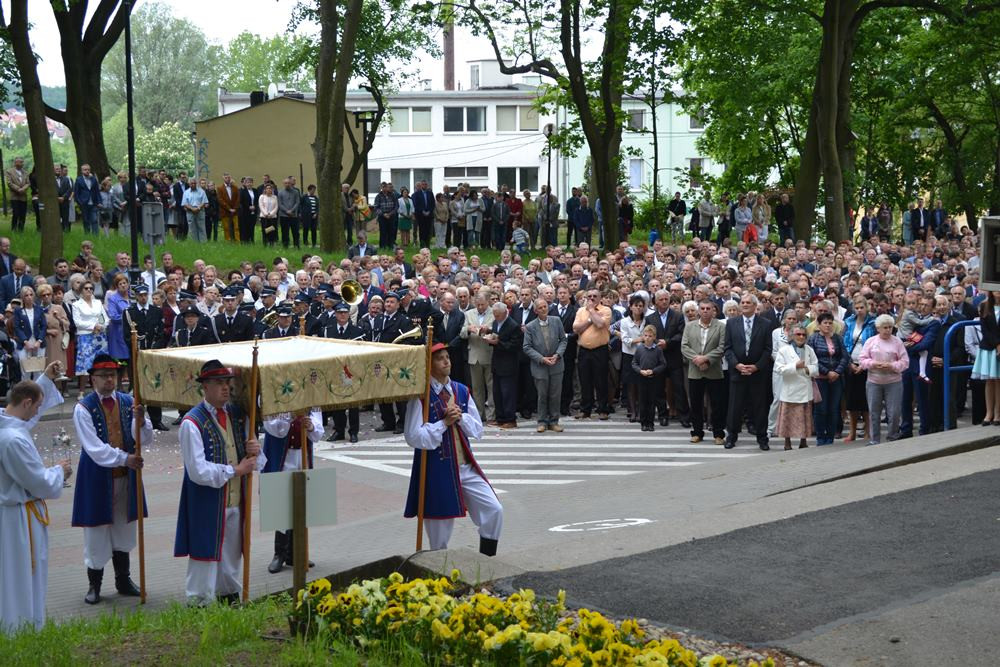 Boże Ciało. Tłumne procesje na ulicach. Tak było w Sierakowicach i Kartuzach