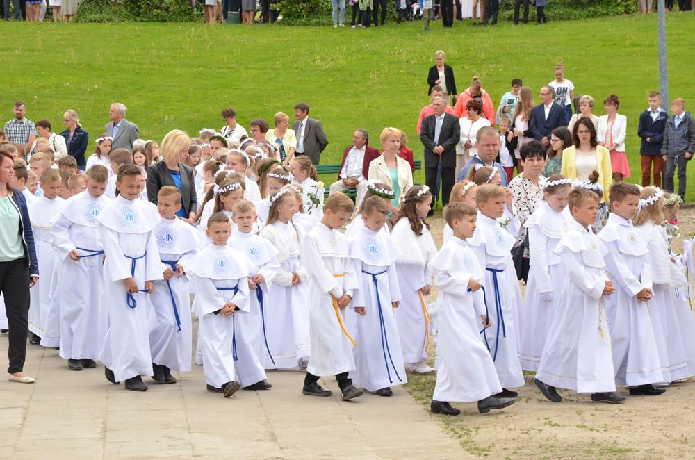 Boże Ciało. Tłumne procesje na ulicach. Tak było w Sierakowicach i Kartuzach