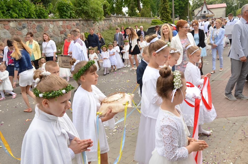 Boże Ciało. Tłumne procesje na ulicach. Tak było w Sierakowicach i Kartuzach