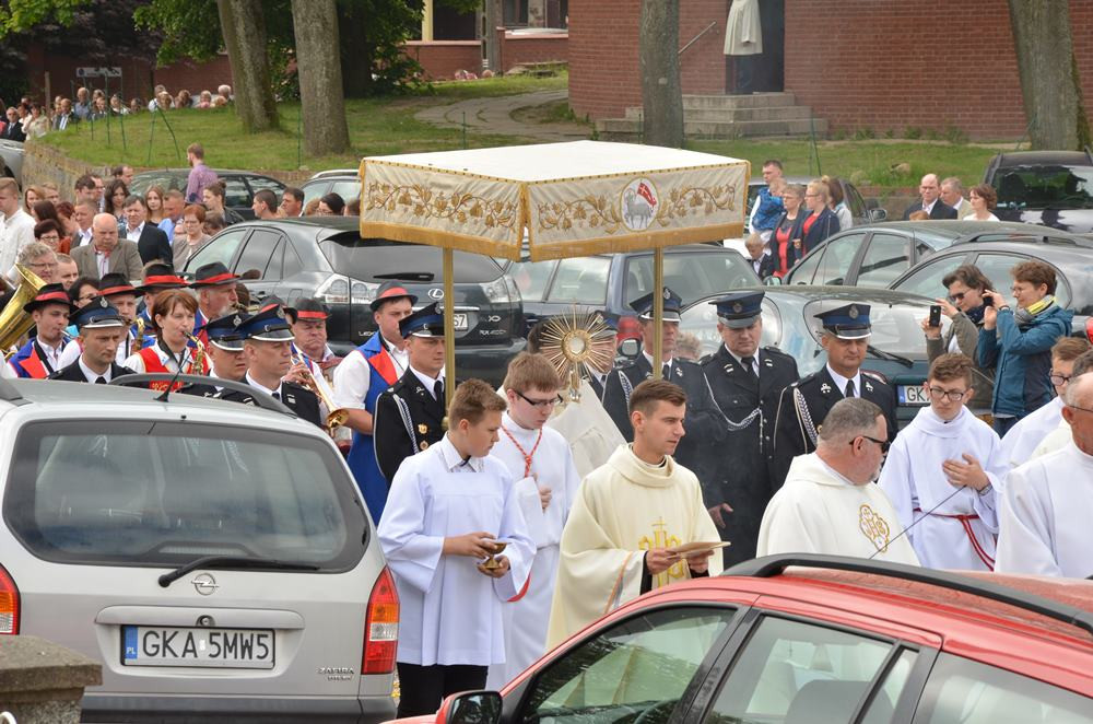 Boże Ciało. Tłumne procesje na ulicach. Tak było w Sierakowicach i Kartuzach