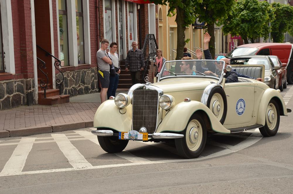 Kartuzy. Wspaniałe, zabytkowe mercedesy na Rynku