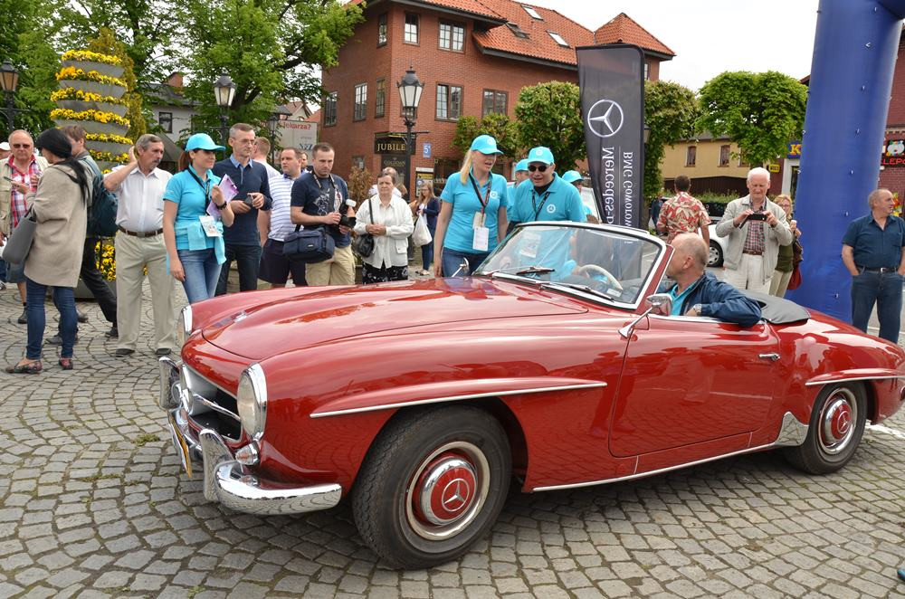 Kartuzy. Wspaniałe, zabytkowe mercedesy na Rynku