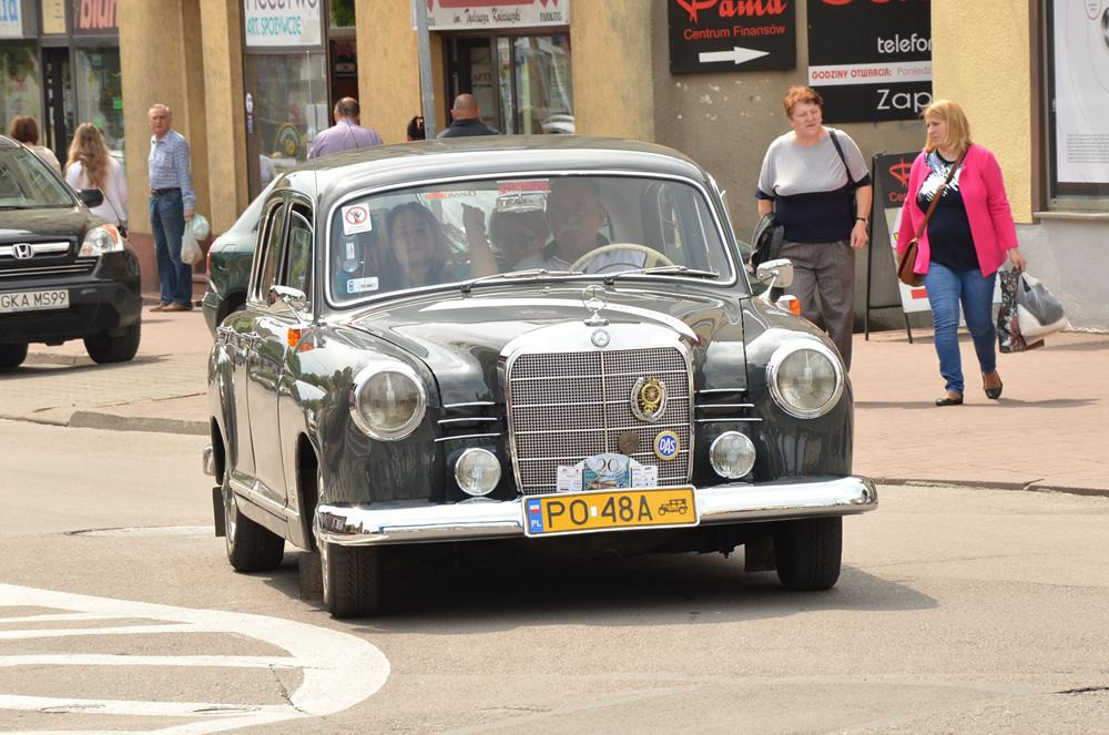 Kartuzy. Wspaniałe, zabytkowe mercedesy na Rynku