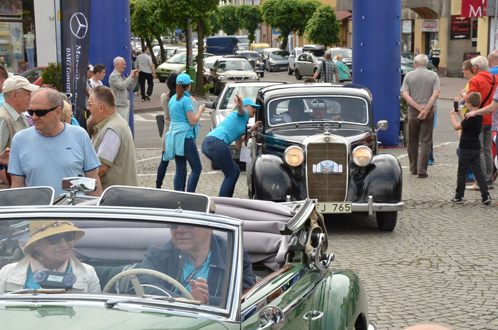 Kartuzy. Wspaniałe, zabytkowe mercedesy na Rynku