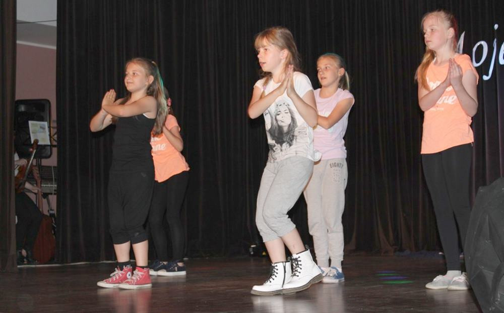 Wychowankowie Kartuskiego Centrum Kultury wystąpili dla swoich mam
