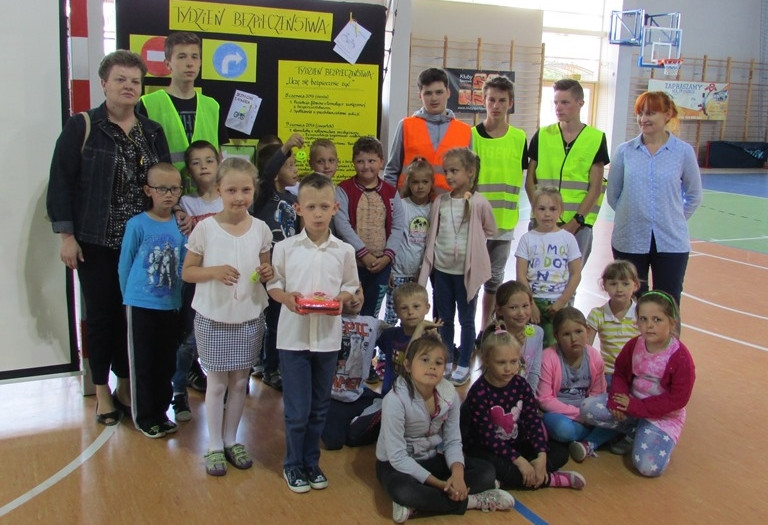 Kiełpino. Tydzień Bezpieczeństwa: spotkania z policjantami i strażakami, turniej wiedzy i warsztaty