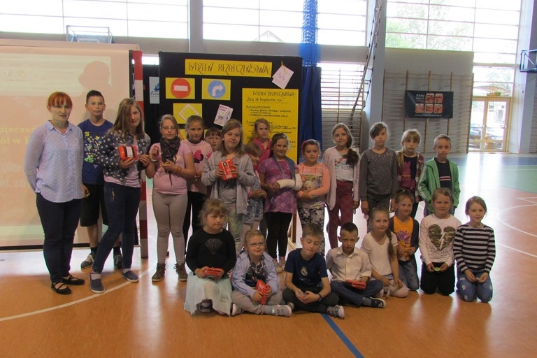 Kiełpino. Tydzień Bezpieczeństwa: spotkania z policjantami i strażakami, turniej wiedzy i warsztaty