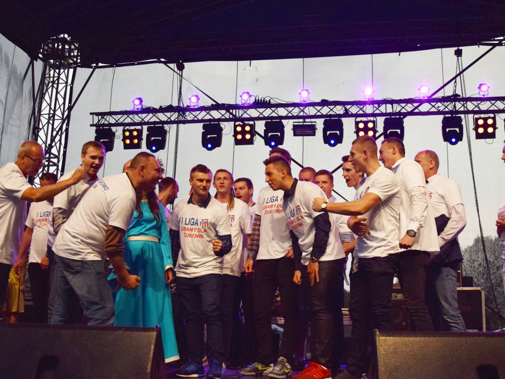 Żukowo. Szczypiorniści świętowali awans do I ligi. Gratulowano drużynie, dziękowano kibicom