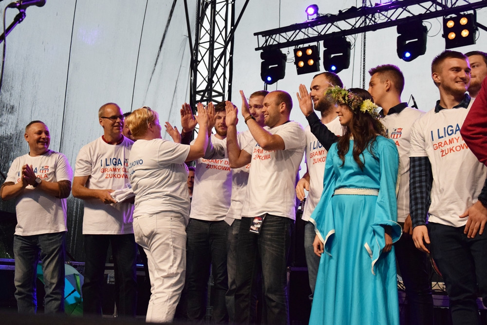 Żukowo. Szczypiorniści świętowali awans do I ligi. Gratulowano drużynie, dziękowano kibicom