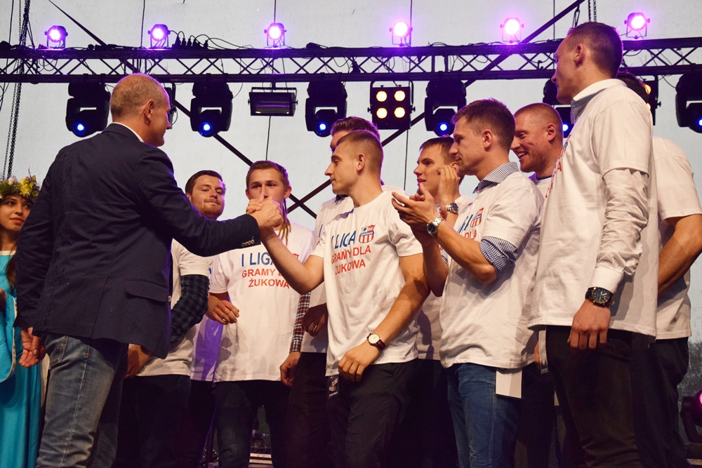 Żukowo. Szczypiorniści świętowali awans do I ligi. Gratulowano drużynie, dziękowano kibicom