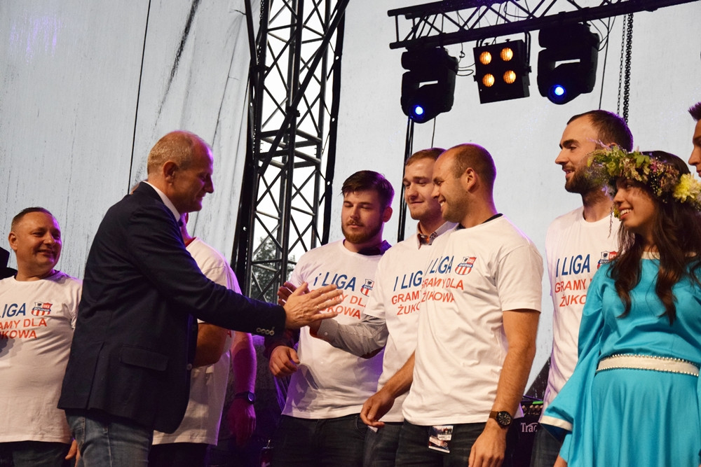 Żukowo. Szczypiorniści świętowali awans do I ligi. Gratulowano drużynie, dziękowano kibicom