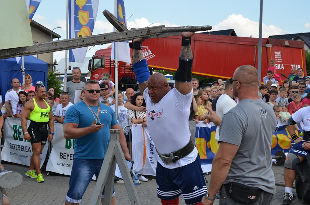 Sierakowice. Widowiskowe zawody siłaczy. Sędziował sam Mariusz Pudzianowski