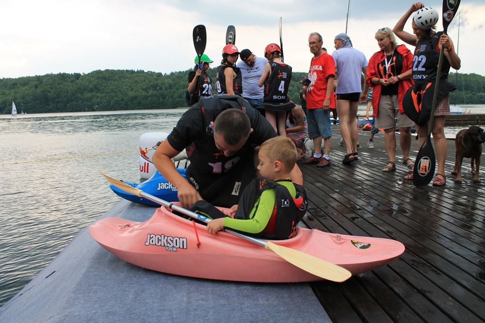 Podczas Truskawkobrania rywalizują żeglarze i kajakarze
