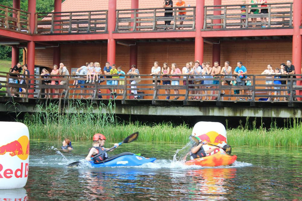Podczas Truskawkobrania rywalizują żeglarze i kajakarze