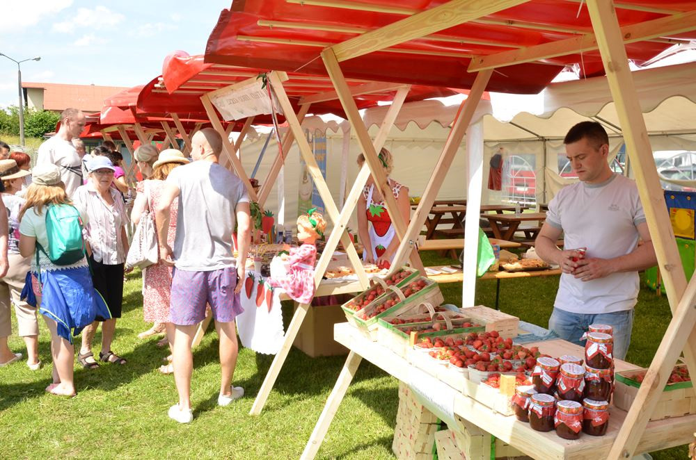 Chmielno. Festiwal Truskawek Kaszubskich. Przygotowali wielką porcję zupy truskawkowej