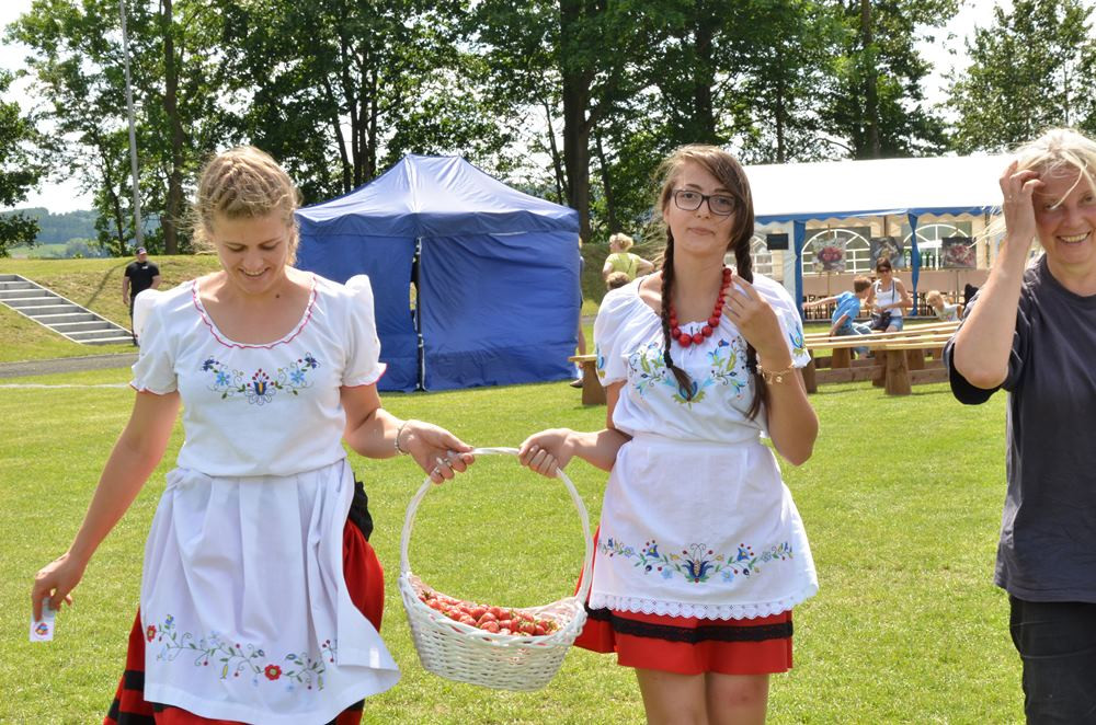 Chmielno. Festiwal Truskawek Kaszubskich. Przygotowali wielką porcję zupy truskawkowej