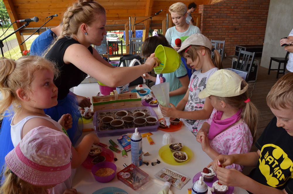 Chmielno. Festiwal Truskawek Kaszubskich. Przygotowali wielką porcję zupy truskawkowej