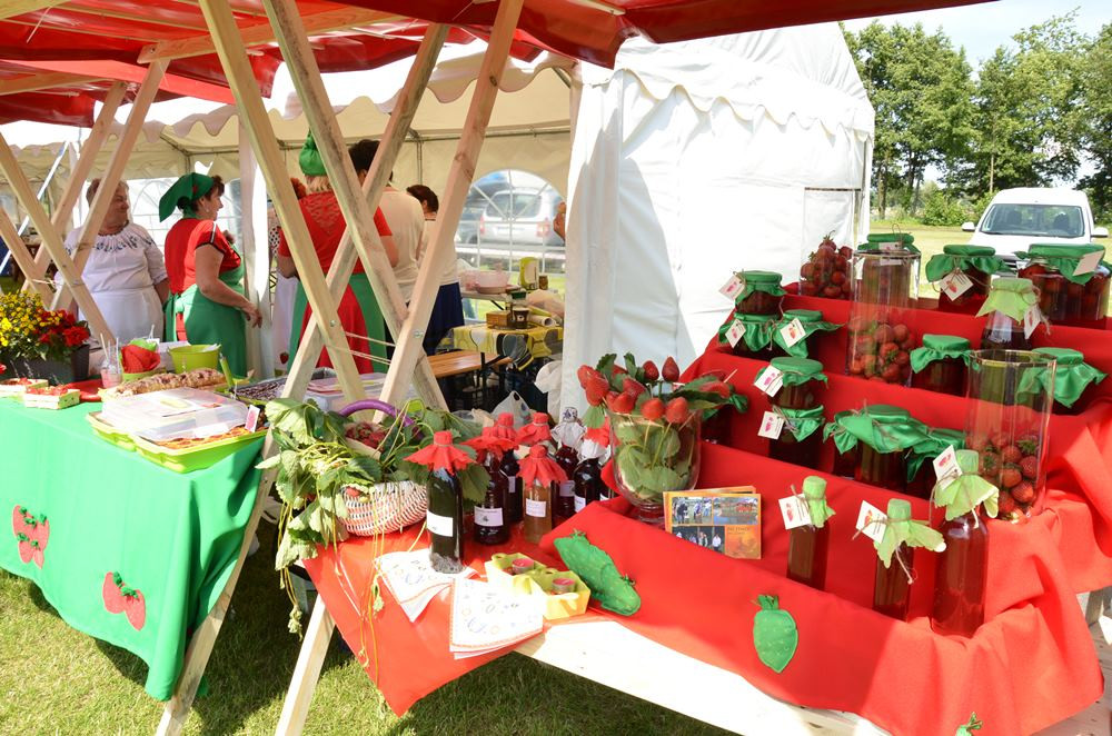 Chmielno. Festiwal Truskawek Kaszubskich. Przygotowali wielką porcję zupy truskawkowej