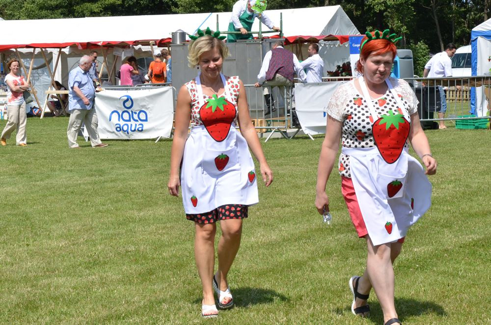 Chmielno. Festiwal Truskawek Kaszubskich. Przygotowali wielką porcję zupy truskawkowej