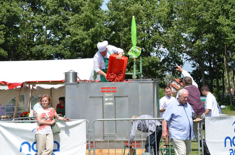 Chmielno. Festiwal Truskawek Kaszubskich. Przygotowali wielką porcję zupy truskawkowej