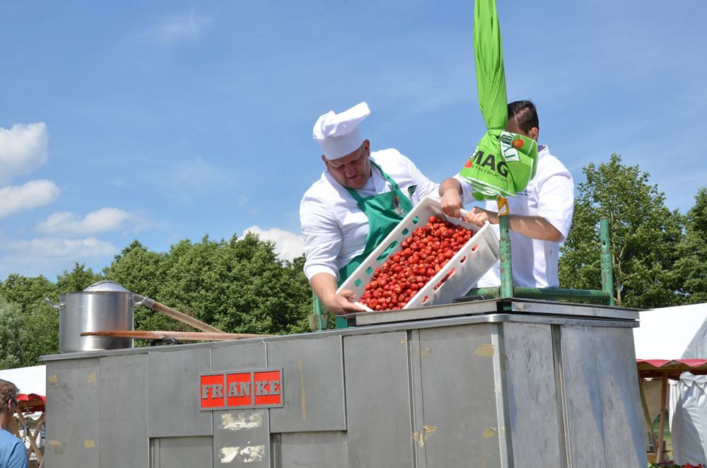 Chmielno. Festiwal Truskawek Kaszubskich. Przygotowali wielką porcję zupy truskawkowej
