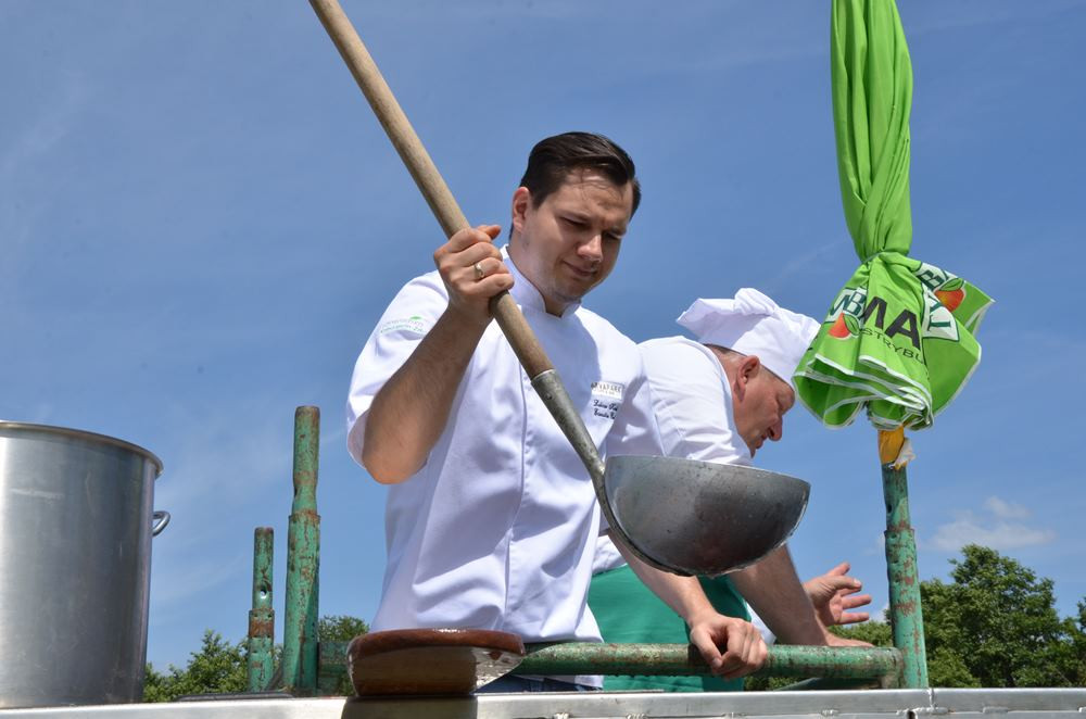 Chmielno. Festiwal Truskawek Kaszubskich. Przygotowali wielką porcję zupy truskawkowej