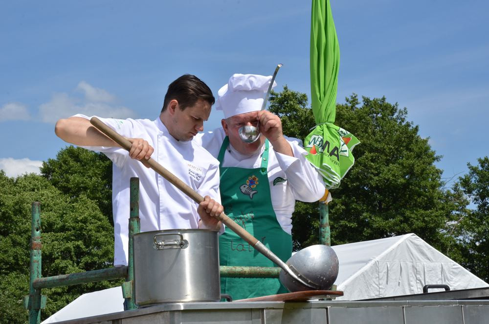 Chmielno. Festiwal Truskawek Kaszubskich. Przygotowali wielką porcję zupy truskawkowej