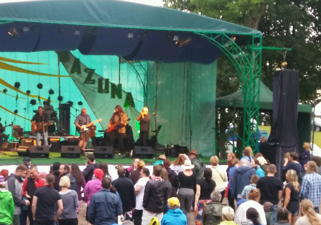 Sulęczyno rozbrzmiewa dźwiękami gitar i poezji śpiewanej. Drugi dzień przeglądu 