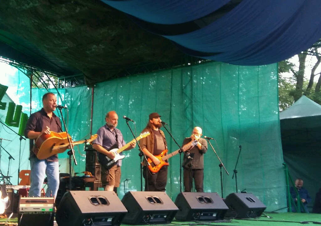 Sulęczyno rozbrzmiewa dźwiękami gitar i poezji śpiewanej. Drugi dzień przeglądu 