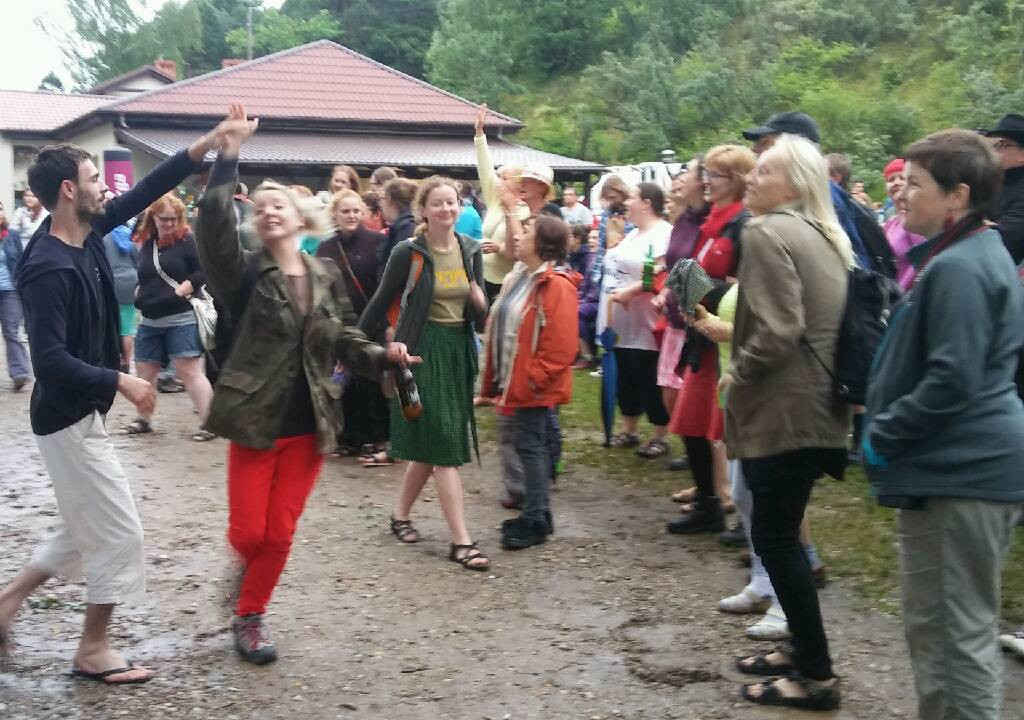 Sulęczyno rozbrzmiewa dźwiękami gitar i poezji śpiewanej. Drugi dzień przeglądu 