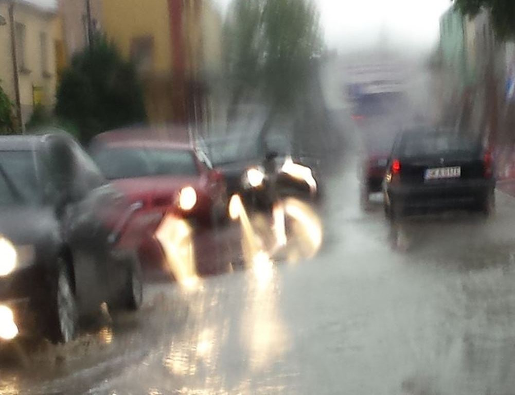 Mnóstwo podtopień w powiecie kartuskim. W Sianowie układają worki z piaskiem