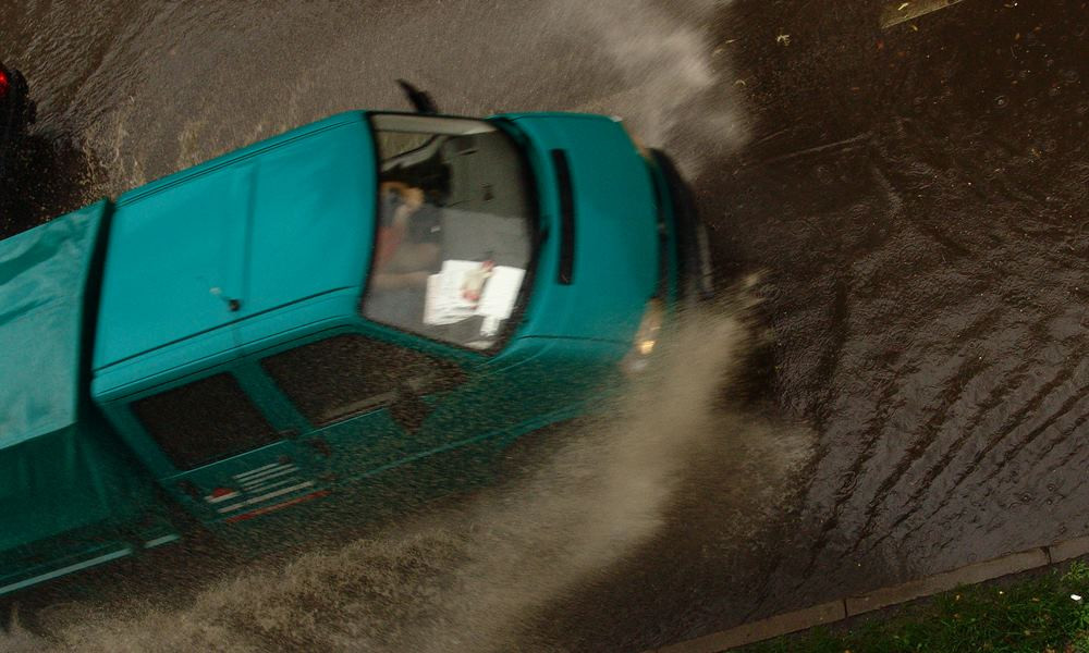 Mnóstwo podtopień w powiecie kartuskim. W Sianowie układają worki z piaskiem