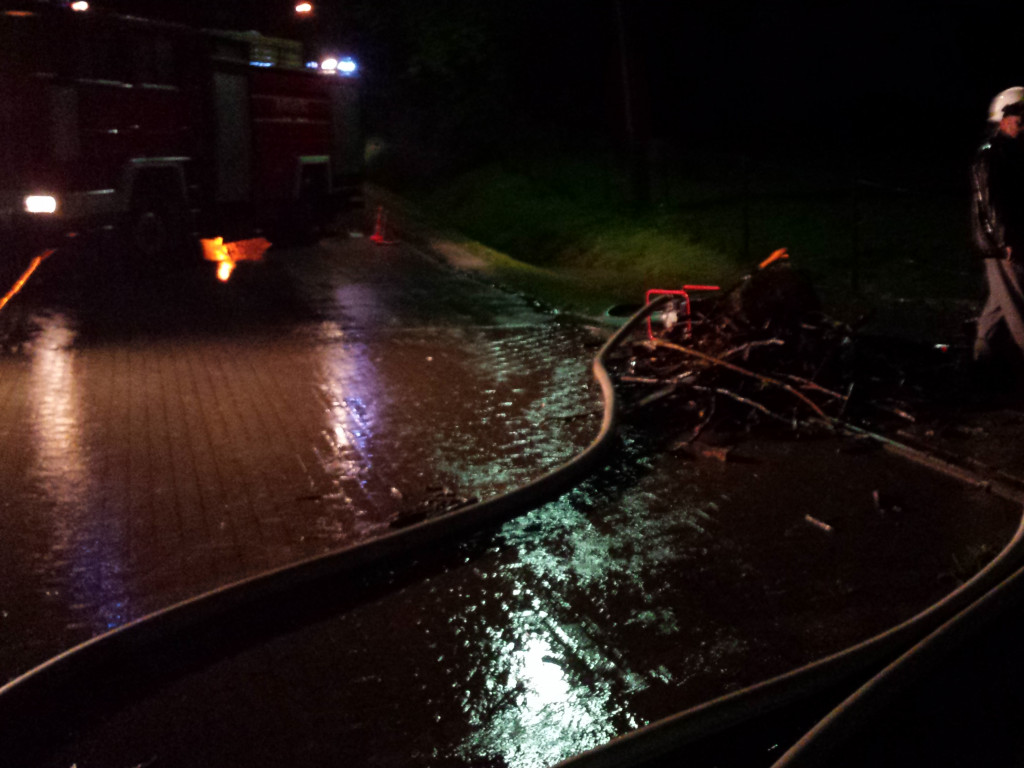 Mnóstwo podtopień w powiecie kartuskim. W Sianowie układają worki z piaskiem