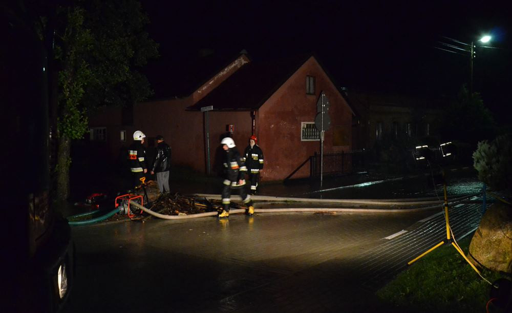 Mnóstwo podtopień w powiecie kartuskim. W Sianowie układają worki z piaskiem