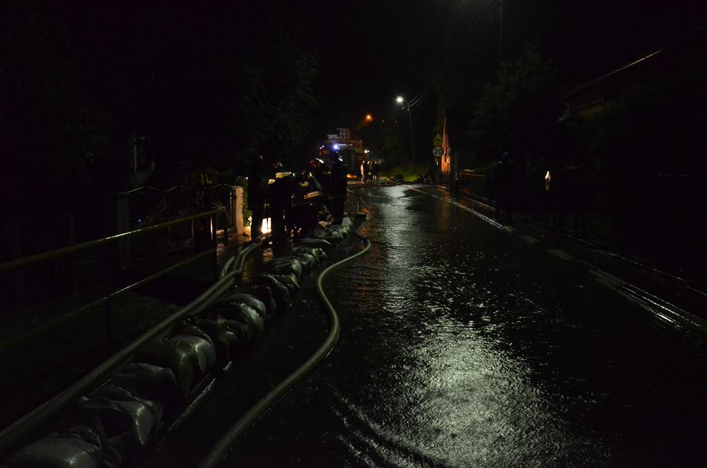 Mnóstwo podtopień w powiecie kartuskim. W Sianowie układają worki z piaskiem