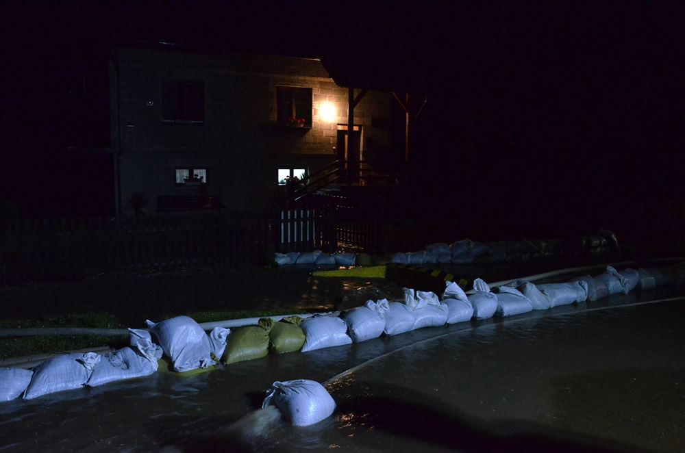 Mnóstwo podtopień w powiecie kartuskim. W Sianowie układają worki z piaskiem